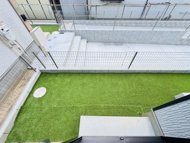 松戸市小金原7丁目新築戸建【栗ヶ沢小学校:7分】の庭|リビング前隣地境界スペース