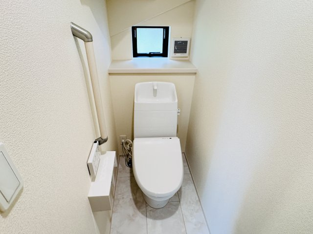 松戸市小金原7丁目新築戸建【栗ヶ沢小学校:7分】のトイレ|温水洗浄暖房便座つきトイレ
