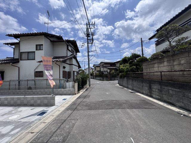 松戸市小金原7丁目新築戸建【栗ヶ沢小学校:7分】の前面道路含む現地写真|西側前面道路・幅員約6ｍ