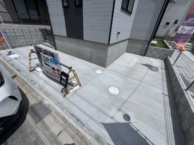 松戸市小金原7丁目新築戸建【栗ヶ沢小学校:7分】の駐車場|A号棟駐車スペース・2台駐車可