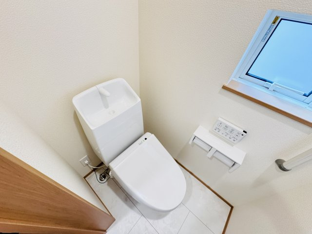 松戸市小金原7丁目新築戸建【栗ヶ沢小学校:7分】のトイレ|温水洗浄暖房便座つきトイレ