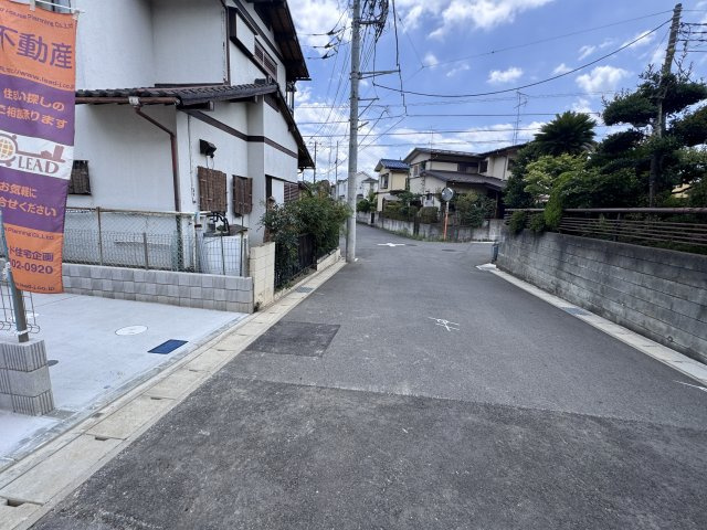 松戸市小金原7丁目新築戸建【栗ヶ沢小学校:7分】の前面道路含む現地写真|西側前面道路・幅員約6ｍ