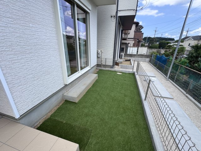 松戸市小金原7丁目新築戸建【栗ヶ沢小学校:7分】の庭|リビング前・南側隣地境界スペース