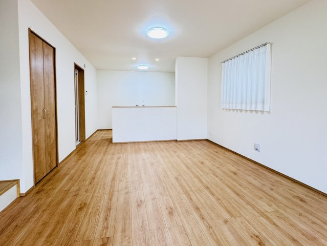 松戸市小金原7丁目新築戸建【栗ヶ沢小学校:7分】の居間・リビング|20帖リビングダイニングキッチン