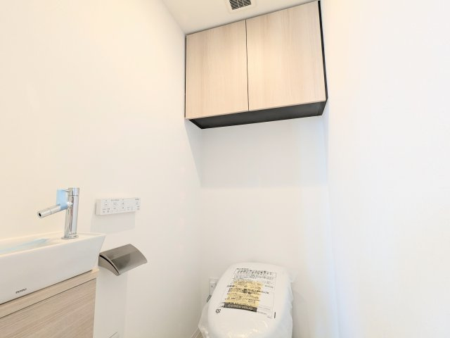 ルネッサンスタワー上野池之端のトイレ|～吊戸棚ならびに手洗器付きのトイレ写真～ 消耗品等の収納が可能で便利です！