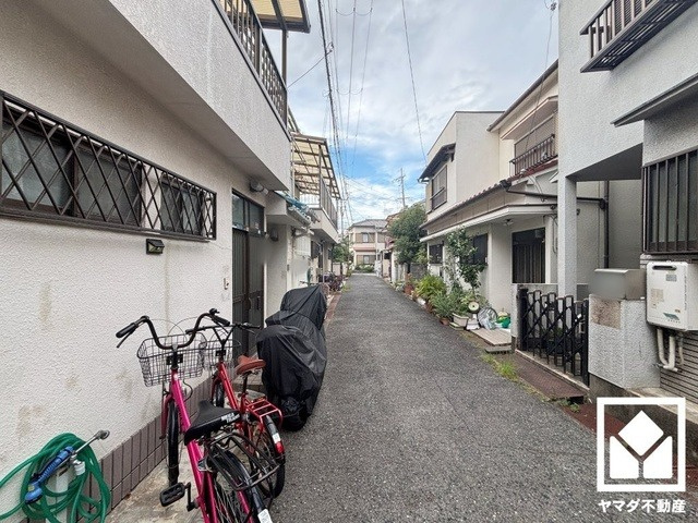 尼崎市大庄北5丁目の前面道路含む現地写真|トイレにも小窓が付いており、明るく換気のしやすい空間です。