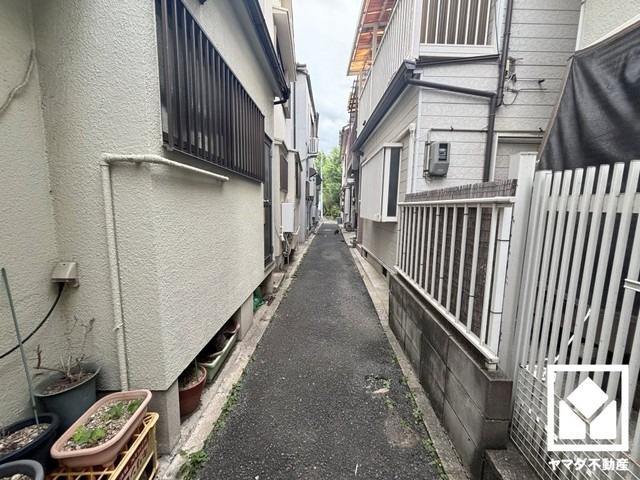 尼崎市大庄北5丁目の外観|3階に収納力豊富な約4.5帖の収納がございます。お洋服はもちろんアウトドア用品や季節の荷物、趣味の道具や日用品のストックなども収納可能。