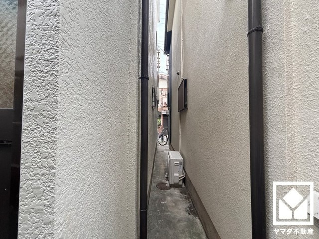 尼崎市大庄北5丁目の外観|リビングにも階段下収納があり、住空間を広々お使いいただけます。