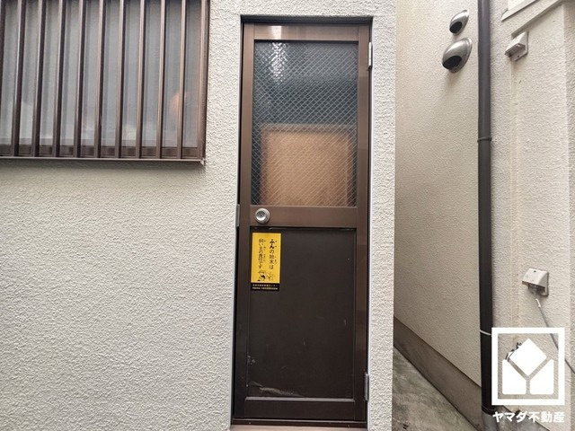 尼崎市大庄北5丁目のその他|キッチン横には勝手口があり、ゴミ出しなどに便利です。