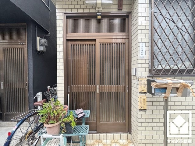 尼崎市大庄北5丁目の外観|玄関ドアの窓から光が差し込み、外出時にも帰宅時にも、明るい気持ちになれる玄関です。