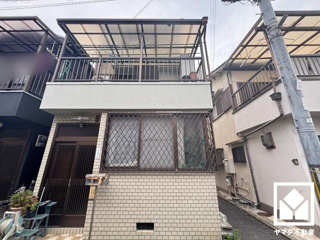 尼崎市大庄北5丁目の外観|東側バルコニーのため、朝日が気持ちよく入り爽やかな一日を始められます。広々としているため、お洗濯物もたっぷりと干す事ができます。屋根付きなので急な雨の日も安心ですね。