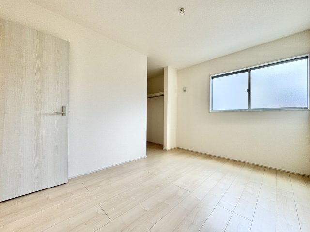 花川町 3号棟の洋室|各居室にはゆとりのある収納が付いています！　