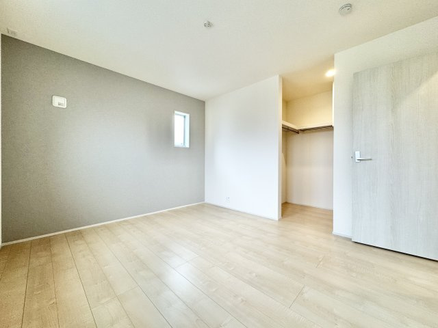 花川町 3号棟の洋室|ダブルベッドを置いてもゆとりの広さです！　