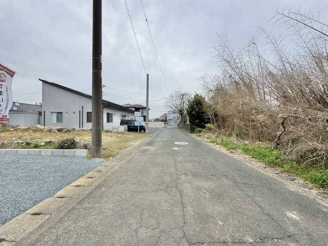 花川町 3号棟の前面道路含む現地写真|道幅は広いですが、車通りが多くなく比較的スムーズにお車の出し入れができます。　