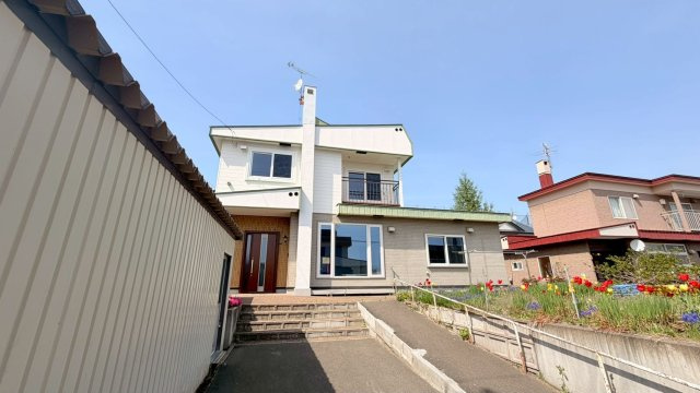 【前面道路含む現地写真】 | 北見市緑ヶ丘中古住宅