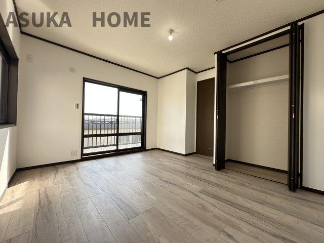 下永谷2丁目　建物１３０㎡以上の５LDK　の和室|リビングから続いている和室。日本家屋らしい木目調の天井が落ち着いた空間になってます。