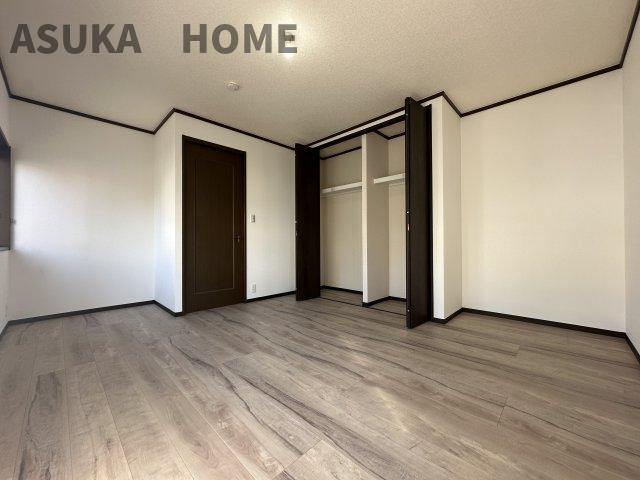 下永谷2丁目　建物１３０㎡以上の５LDK　の居間・リビング|8帖のお部屋の写真です。写真右側には出窓もあるので色々飾ってみても良いかもしれません。