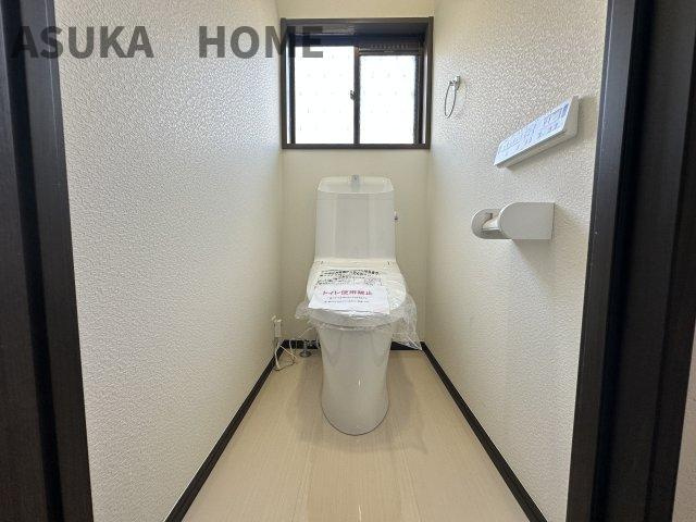 下永谷2丁目　建物１３０㎡以上の５LDK　の洋室|明るい出窓のあるお部屋はおしゃれな空間ですね。