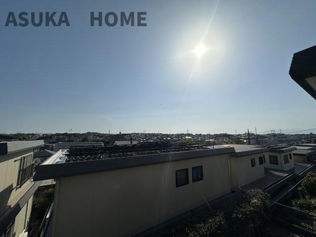 下永谷2丁目　建物１３０㎡以上の５LDK　のバルコニー|バルコニーには窓からフラットで出られるので転ぶ心配も軽減されております。