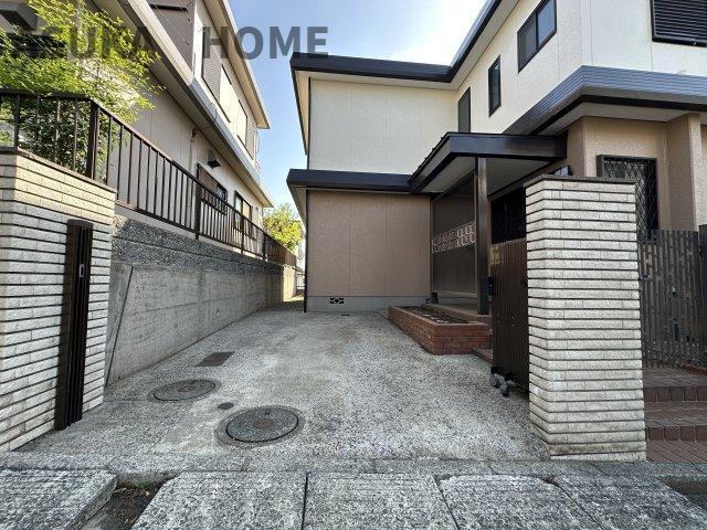 下永谷2丁目　建物１３０㎡以上の５LDK　の外観|門の中、敷地内にある駐車場は安全面でも安心ですね