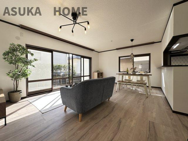 下永谷2丁目　建物１３０㎡以上の５LDK　の居間・リビング|南側に明るい日が差し込む気持ちの良いリビングになっております。