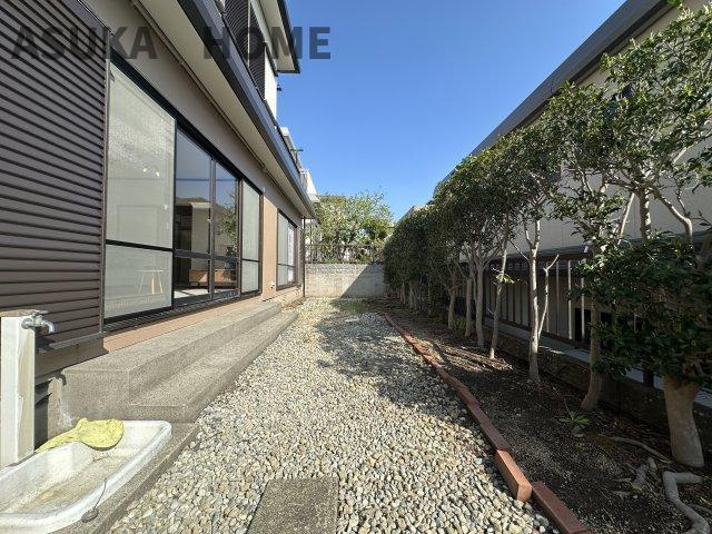 下永谷2丁目　建物１３０㎡以上の５LDK　の庭|リビングから見渡せる夏はお子様の花火や家庭菜園などもできそうな広いお庭です。