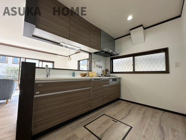 下永谷2丁目　建物１３０㎡以上の５LDK　のキッチン|カウンターキッチン横にも窓があり素敵なカフェカーテンなどが似合いそうですね。