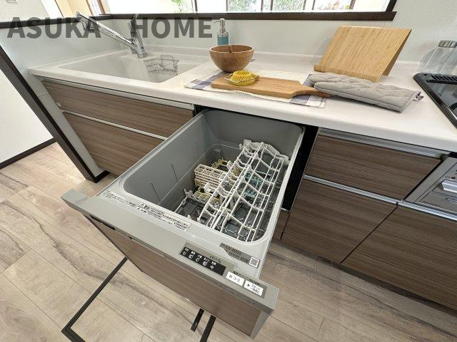 下永谷2丁目　建物１３０㎡以上の５LDK　のキッチン|自動食洗器があるので家事の手間も省けるのは嬉しいですね。