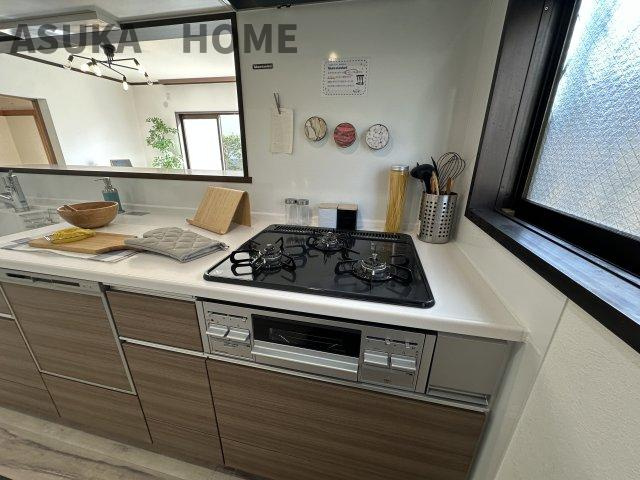 下永谷2丁目　建物１３０㎡以上の５LDK　のキッチン|18帖以上あるリビングを見渡しながらお料理を作ることもできます。