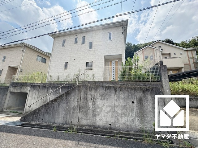 西宮市名塩平成台の外観|キッチンには窓がございますので、昼間は手元が明るく、お料理がはかどります。