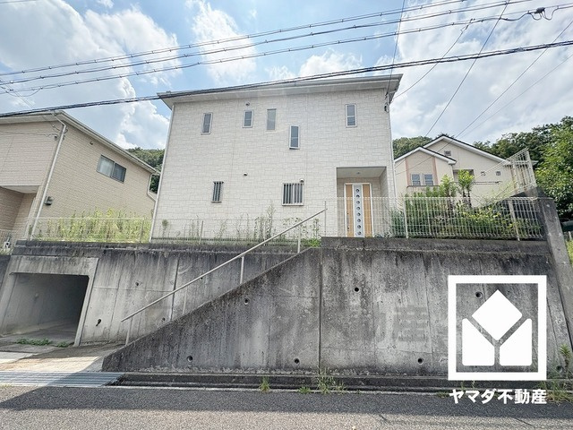 西宮市名塩平成台の外観|洗面室・浴室にも小窓が付いているので明るく、こもりがちな湿気もすぐ取り除くことができます。