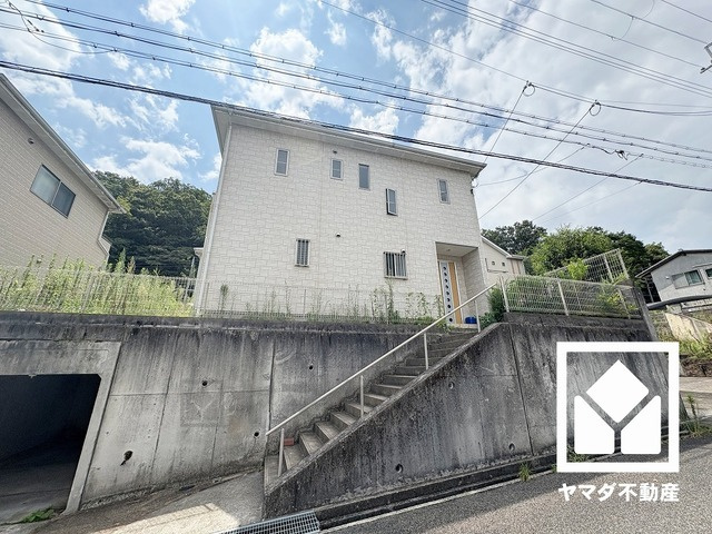 西宮市名塩平成台の外観|トイレにも小窓が付いており、明るく換気のしやすい空間です。