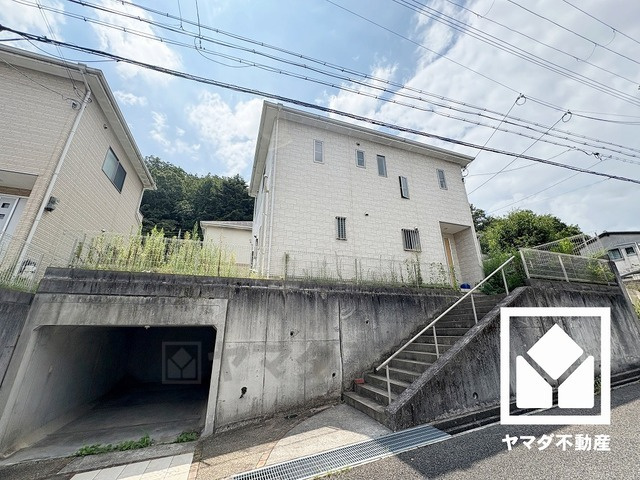 西宮市名塩平成台の外観|玄関にも収納スペースを完備。家族の靴もしっかり収納できるので、玄関がいつも片付き、気持ちよくお客様を迎えられます。