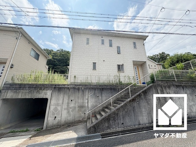 西宮市名塩平成台の外観|南西向きバルコニーで陽当たり、風通し良好。たっぷりの洗濯物も気持ちよく乾きます。