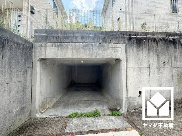 西宮市名塩平成台の駐車場|屋内に保管しておけるので、愛車へのダメージが少ない堀込車庫を完備。重い荷物や雨の日の移動もスムーズで、快適なカーライフを実現。