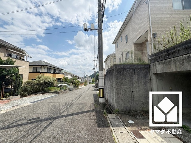 西宮市名塩平成台のその他|前面道路幅員約6.9mとゆったりとした広さがあるのでファミリーカー等の車の出入れも楽にできます。