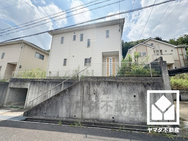 西宮市名塩平成台の外観|キッチンは対面式なのでお料理中でもお子様の様子が分かって安心です。