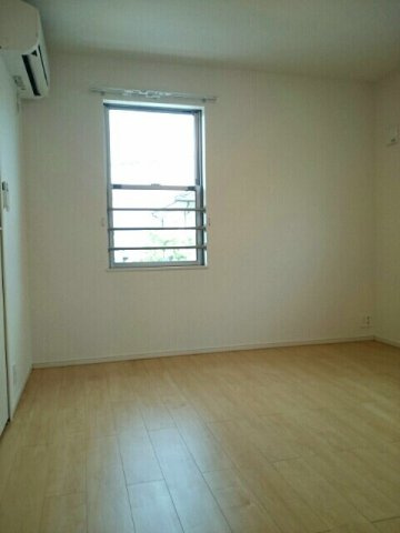 ブリッサⅢの寝室|ウォークインクローゼット付の寝室です☆