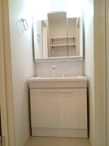 ブリッサⅢの洗面所|三面鏡の洗面台です☆