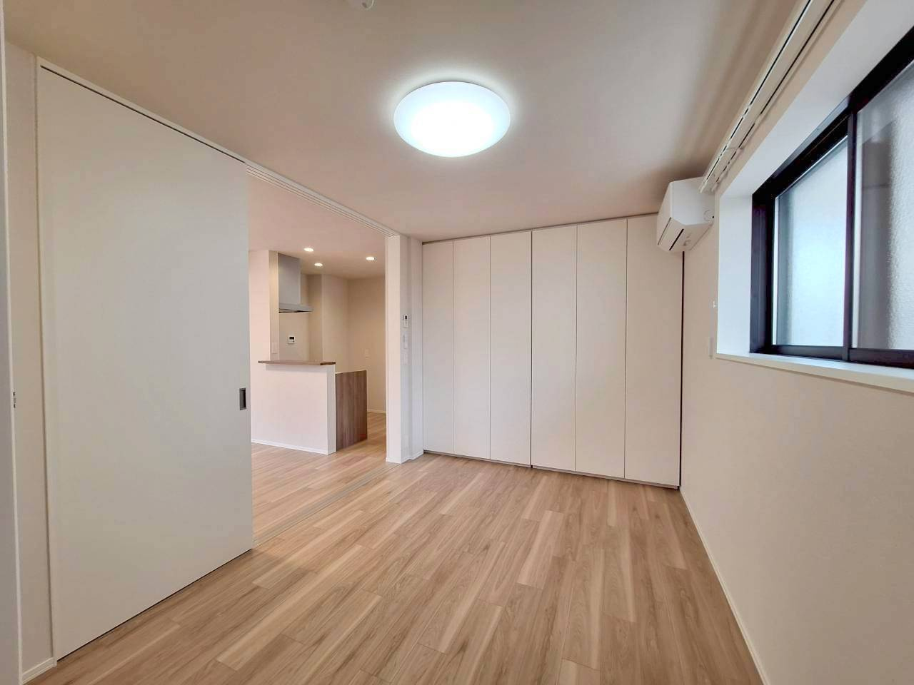 Ｖｉｌｌａ　Ｐｅｒｓｉｍｍｏｎ（ヴィラ　パーシモン）の居間・リビング|★横窓もあり明るいお部屋です★