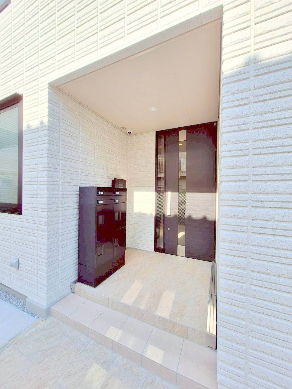 Ｖｉｌｌａ　Ｐｅｒｓｉｍｍｏｎ（ヴィラ　パーシモン）のエントランス|★オートロック付きエントランスと宅配ＢＯＸ★