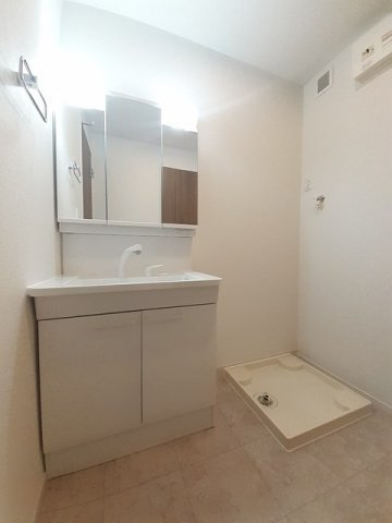 トレスプエンテ　Ⅰの洗面所|三面鏡の洗面台です☆