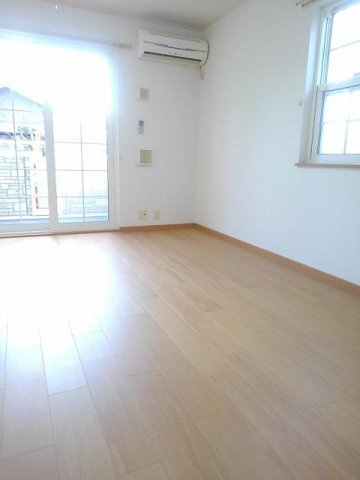 ラフィーネガーデンの居間・リビング|明るい室内です☆