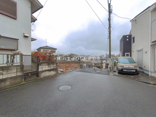 『八王子市新築戸建て』八王子市上野町26-6【仲介手数料無料】　１期の前面道路含む現地写真|～仲介手数料無料☆八王子ひなた不動産～八王子市上野町　新築戸建て