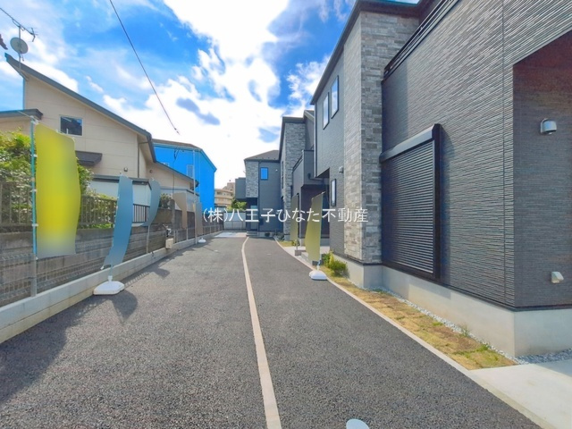 『八王子市新築戸建て』八王子市上野町26-6【仲介手数料無料】　１期の前面道路含む現地写真|～仲介手数料無料☆八王子ひなた不動産～八王子市上野町　新築戸建て