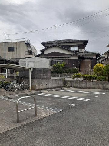 ラシーヌ四番館の駐車場|駐車スペースもあります☆