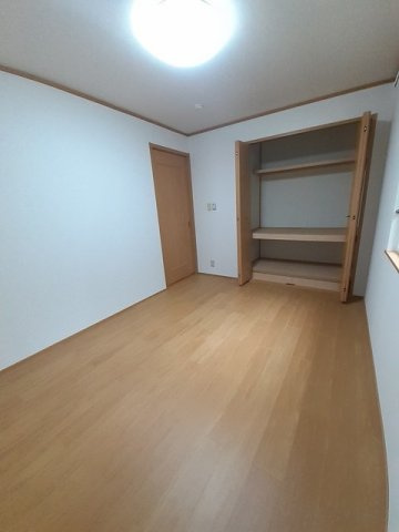 ラシーヌ四番館の寝室|クローゼット付の寝室です☆