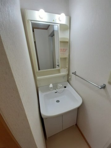 ラシーヌ四番館の洗面所|明るい洗面所です★