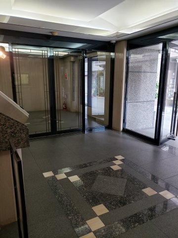 東急ドエルアルス根津のエントランス