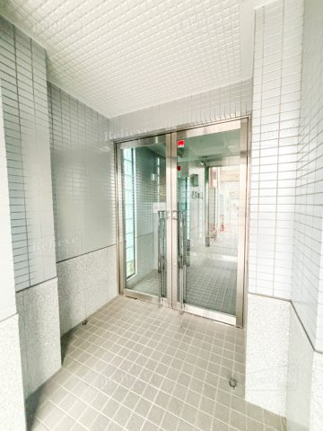 みついビルのロビー|綺麗な玄関入り口部分☆